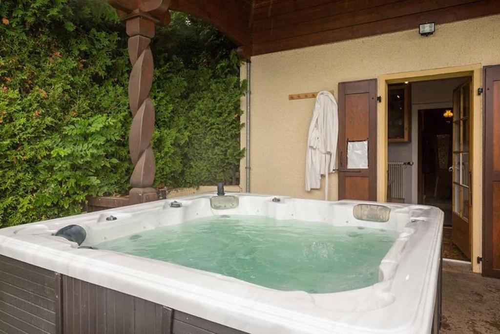 Chalet Traditionnel Avec Jacuzzi Exterieur Bex Extérieur photo